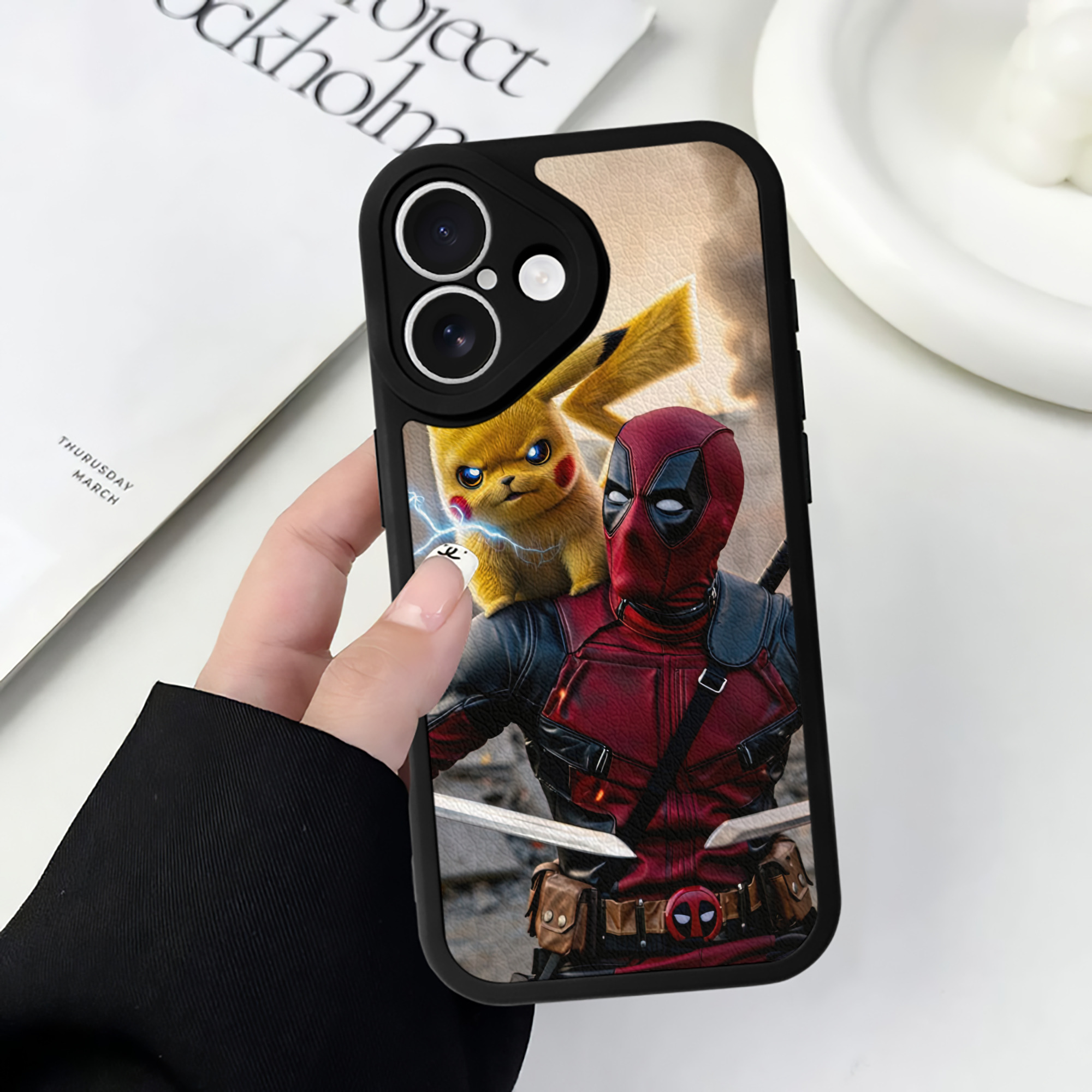 （画像用） Deadpool デッドプール 【iPhone 16シリーズ対応】シリコンスマホケース（レザー調） 材質：シリコン